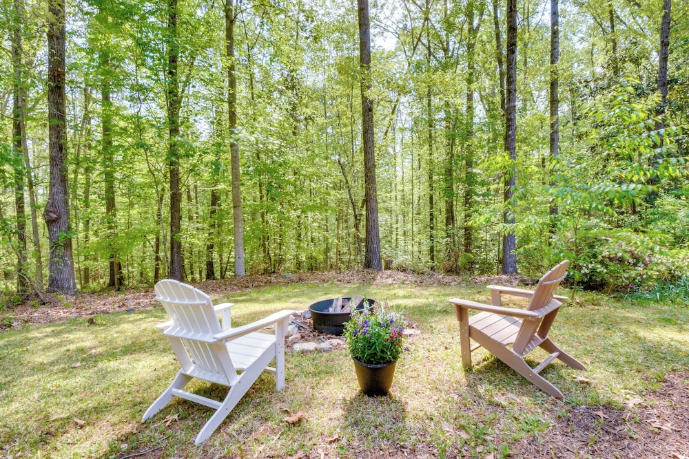 2 Mi to Toccoa Falls: Cozy Getaway w/ Fire Pit!