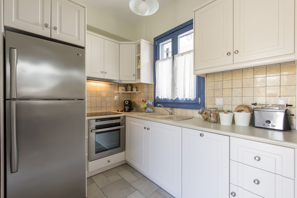 Earino Suites & Villas