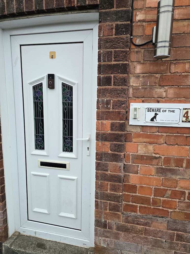 3 Bed House - Sleeps 5 - Pets - Garden - Parking
