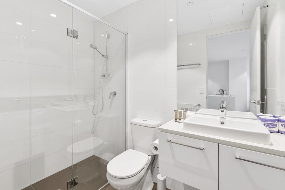 Elegant 2-bed Apartment With Balcony & City Views