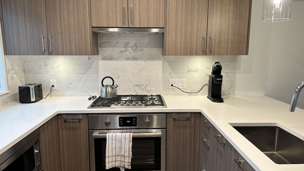 Vancouver Vacations - Ruby Red Cloud Homes Vancouver - Property Image 38