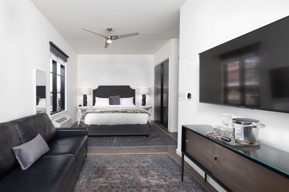 121 Hotel Floor 1 & 2 by Avantstay Sleeps 34, 10 Units in Nashville