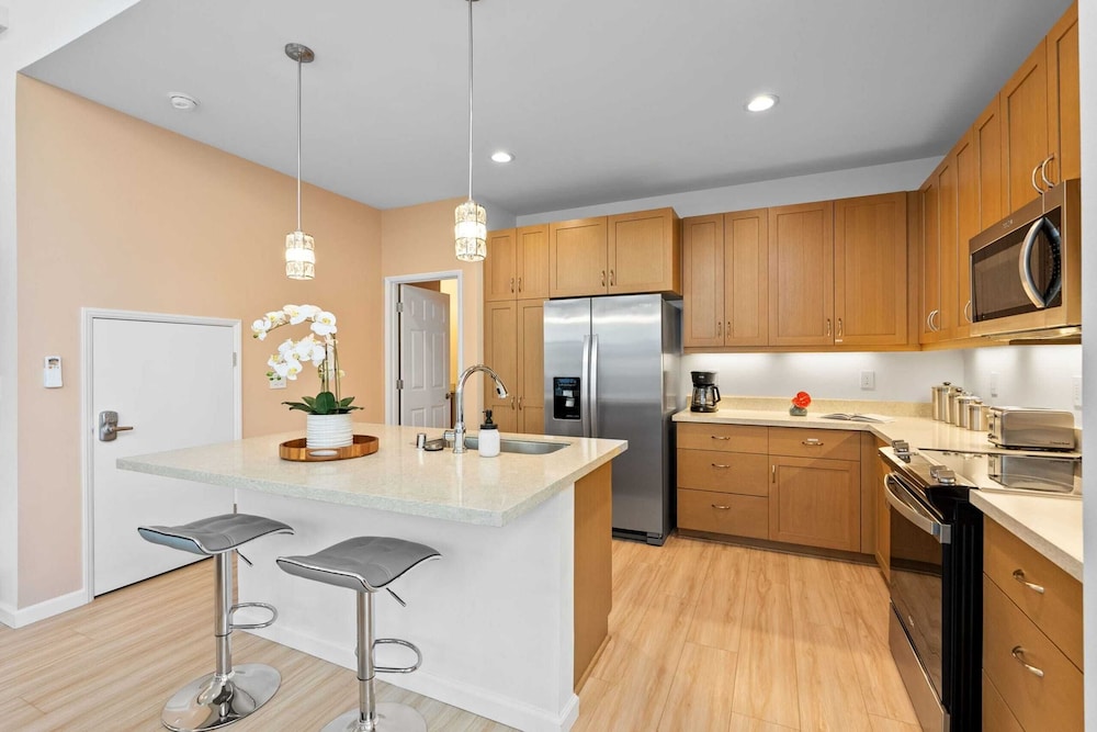 Sleeps 16, 2 Homes Ocean Views, Shared Pool + Gym, Near the Beach Avantstay