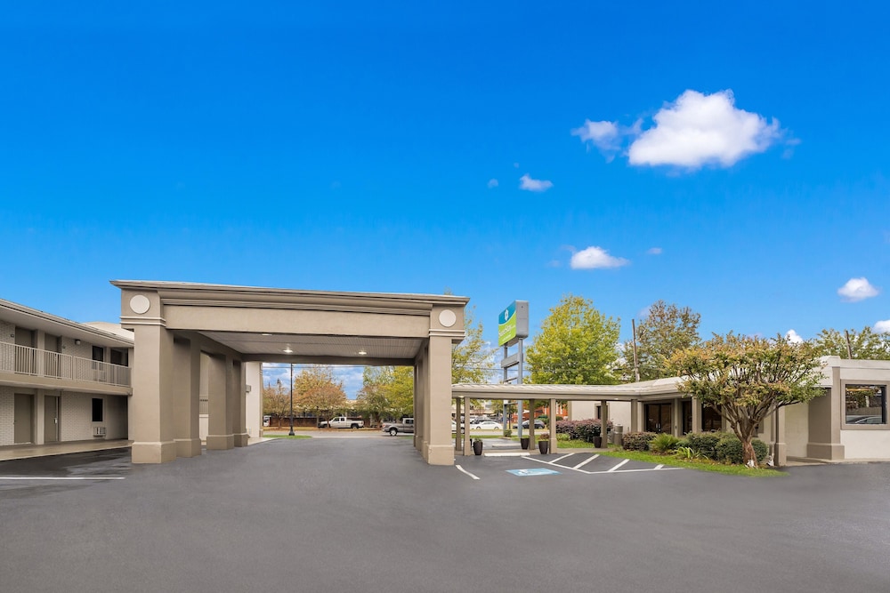 Atlanta Vacations - SureStay Hotel by Best Western Columbus Downtown - Property Image 2