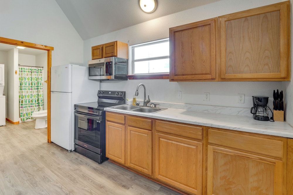 < 1 Mi to Main St: Quiet Home w/ Yard in Stockdale