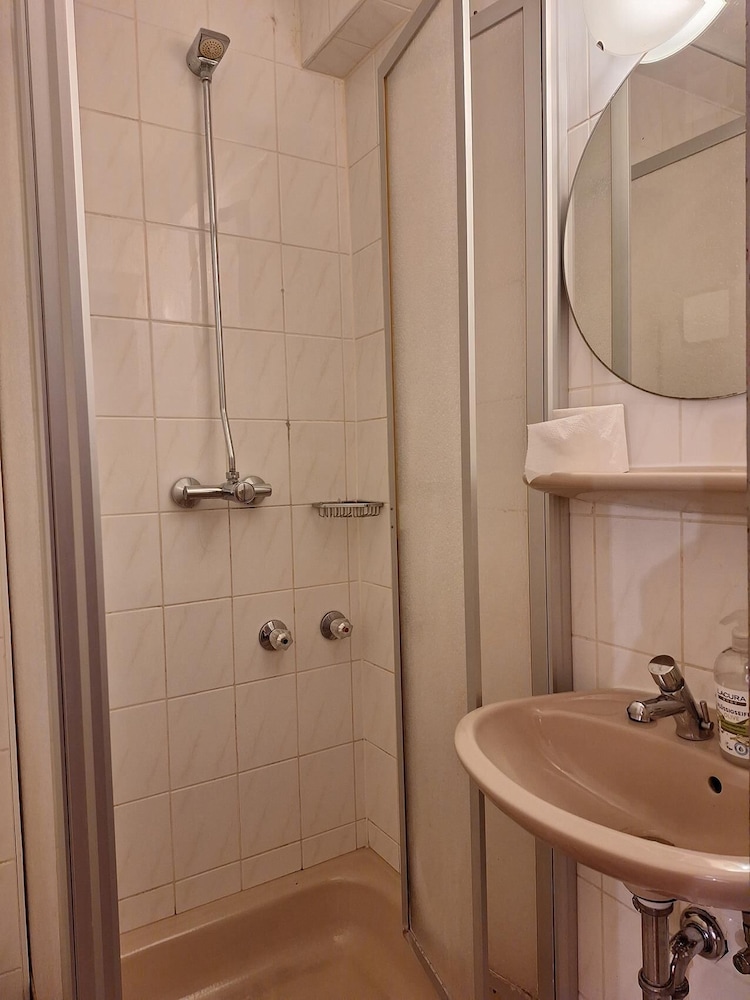 2-Rent Group Hostel Rooms AUB162