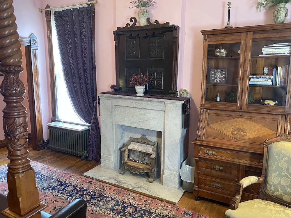Vineyard Mansion & Carriage House Bed & Breakfast