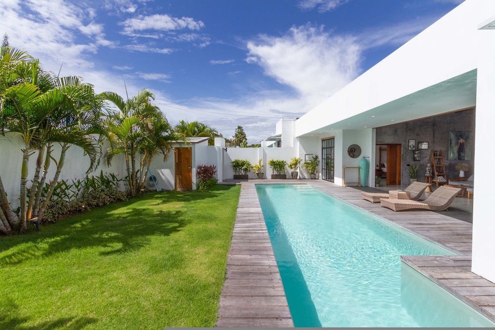 Villa Maje by Alfred in Bali - Tropical 3BD Villa w Pool Near Batu Belig Beach