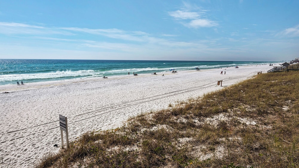 Sleeps 8 w/ Resort Pools, Tennis, Golf & Beach Access + Attraction Tickets!