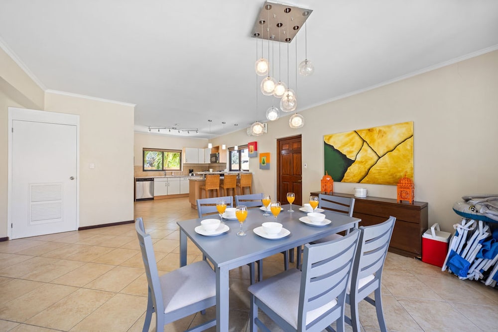 Gold Coast 4br4 5BA Villa w Privatepool Gym