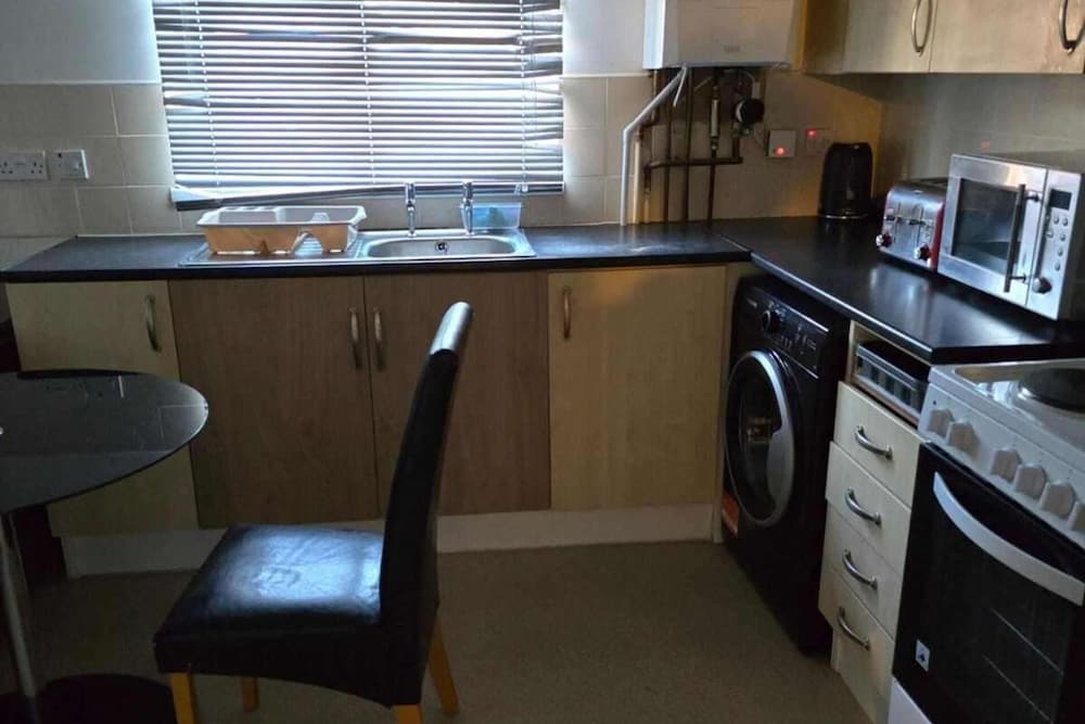 3 Bed House- Sleeps 6 - Parking - Wifi