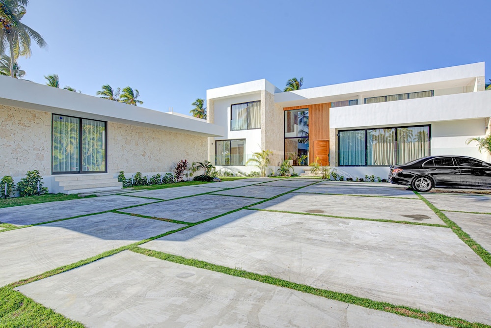 Luxury 9BR Beachfront Stunner With Private Pool view 3