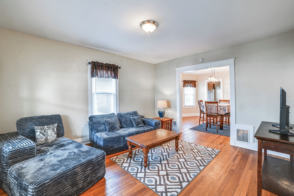 1 Mi to Dtwn Binghamton: Apt w/ Covered Balcony!