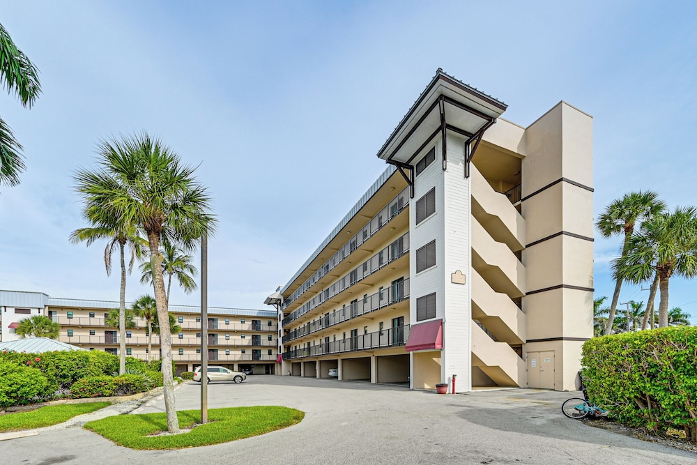 Steps to Naples Bay & Tin City: Condo w/ Pool!