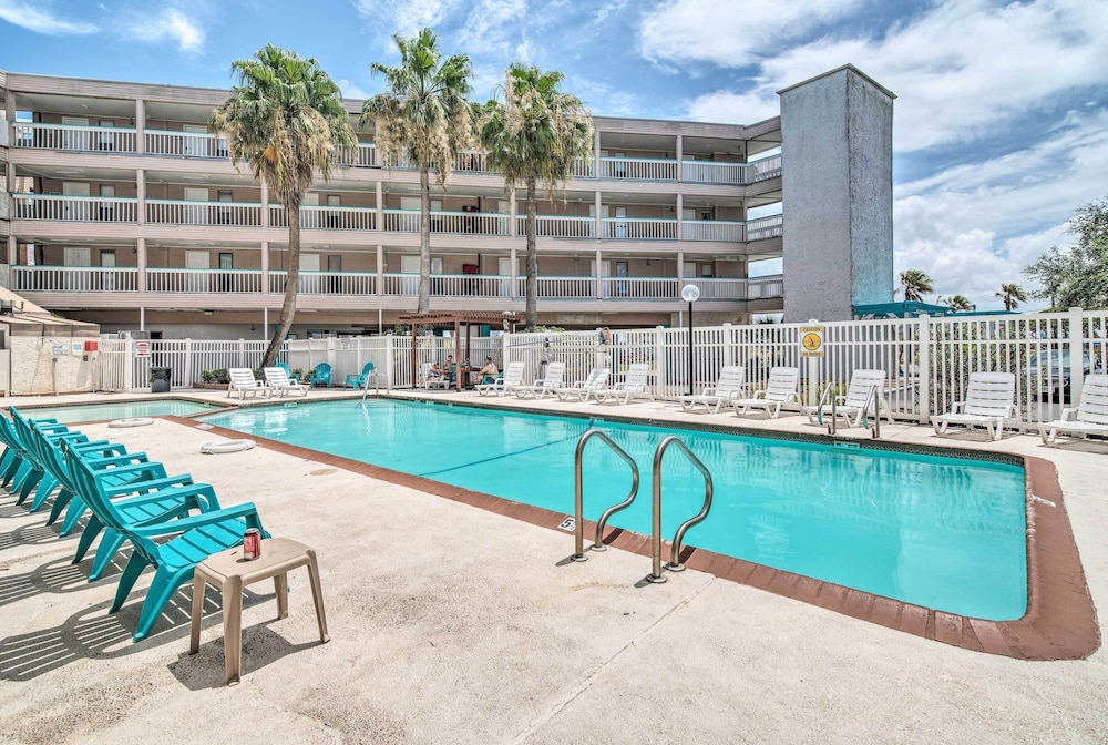 Beach Condo: Balcony, Pool Access, Steps to Shore! view 3