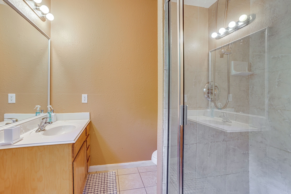 11 Mi to Dtwn Houston: Pet-friendly Home w/ Yard!
