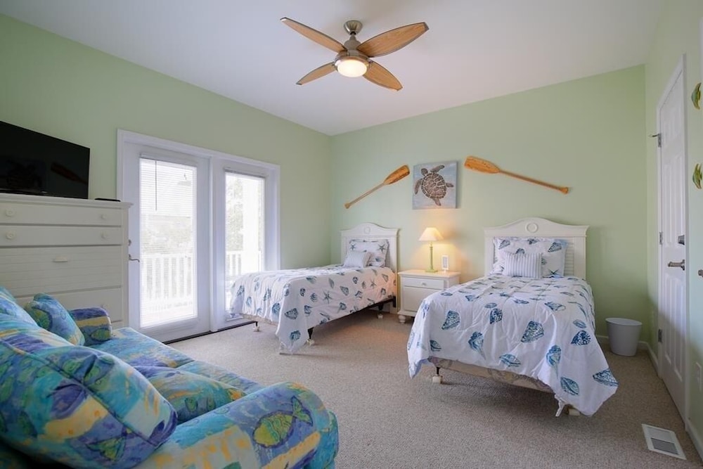 Casa De La Playa 4 Bedroom Home by RedAwning