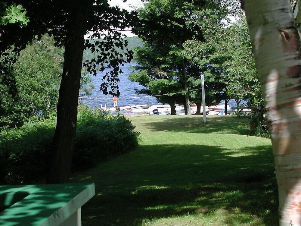 Birch Cliff Lodge on Baptiste Lake
