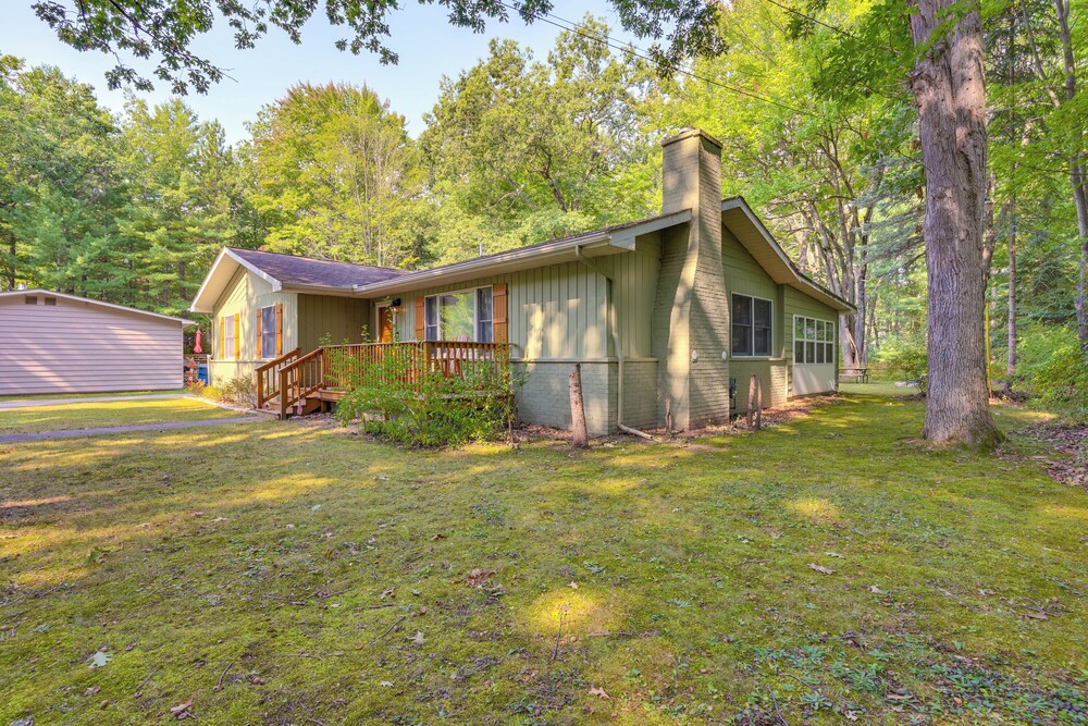 Houghton Lake Cottage Escape w/ Patio! view 5