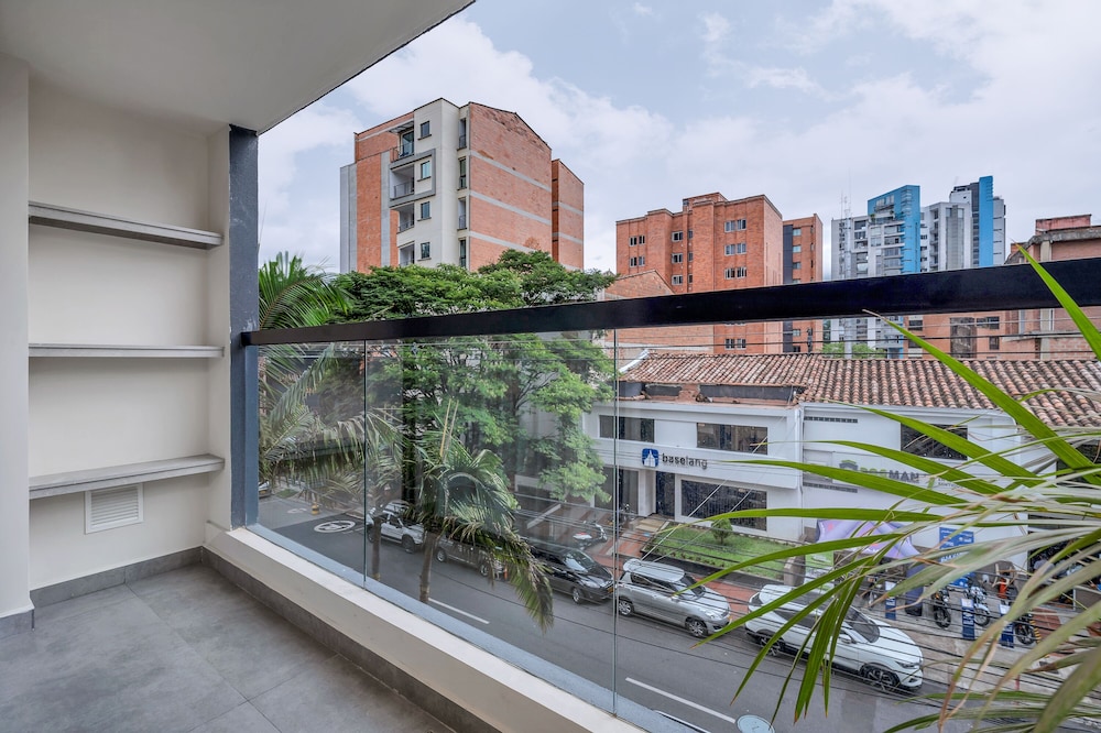HOUSY Laureles
