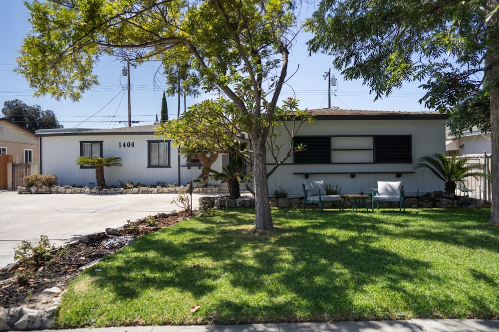 Disneyland Renovated 3BR Fullerton House w Garage Fenced Yard p56
