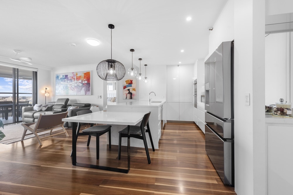 Stylish Brisbane City Stay With Bbq, Pool & Gym