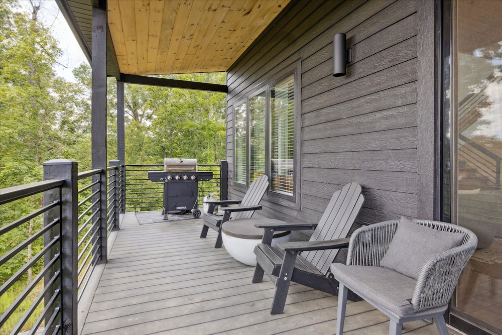 Luxury Cabin w Indoor Pool Hot Tub Game Room