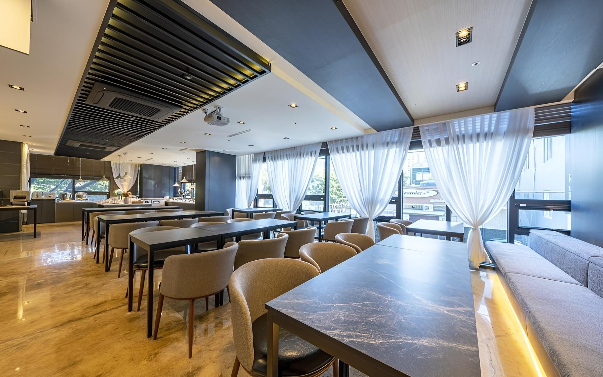 R&B Business Hotel