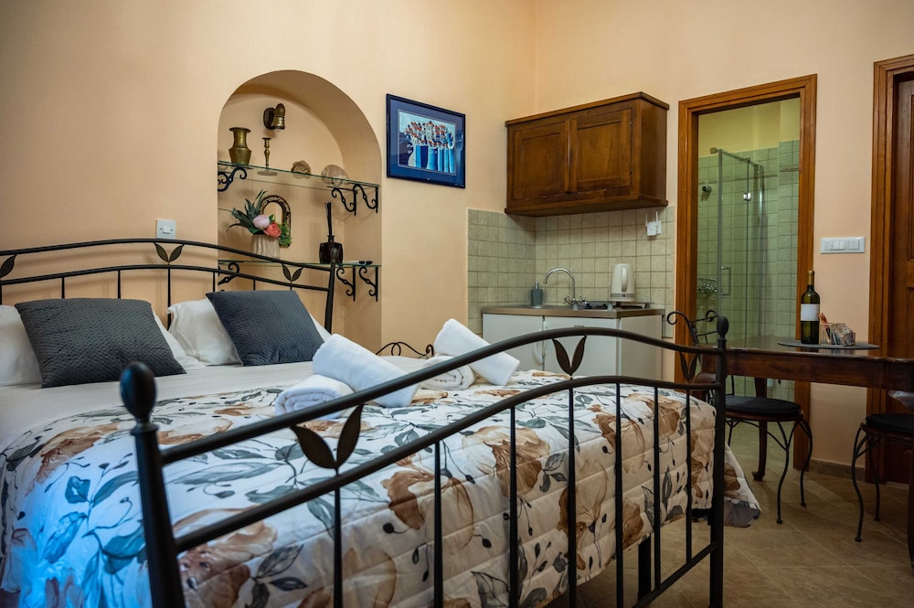 Amoret Apartments
