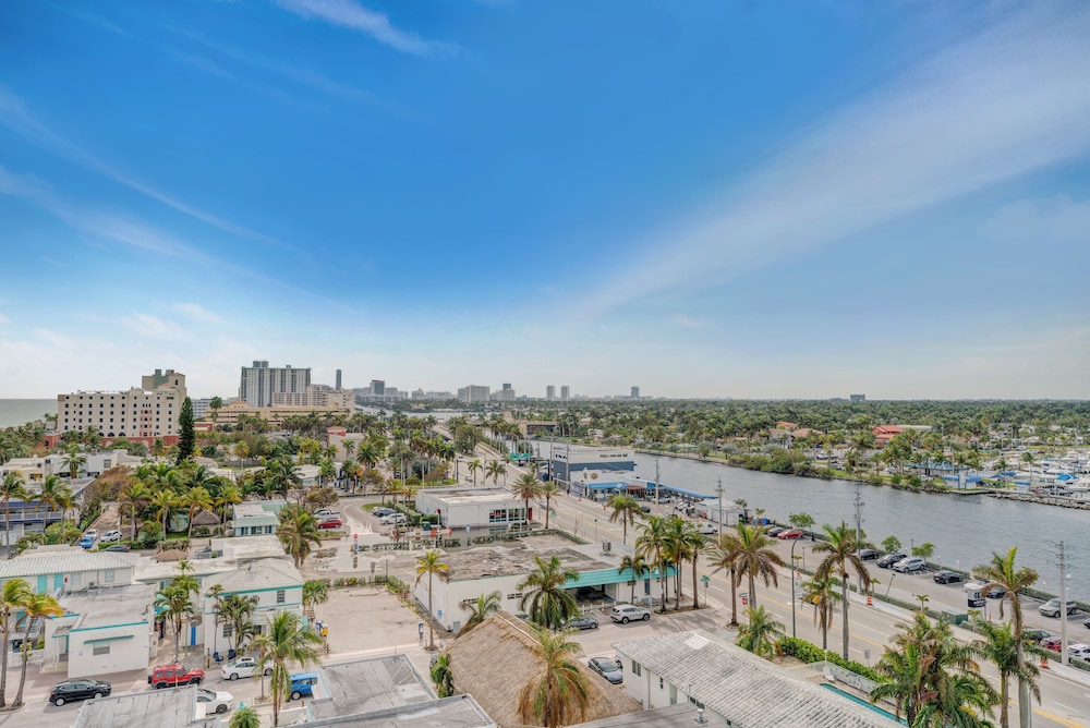 Condo Close to the Beach With Rooftop Pool & Gym - Image 3