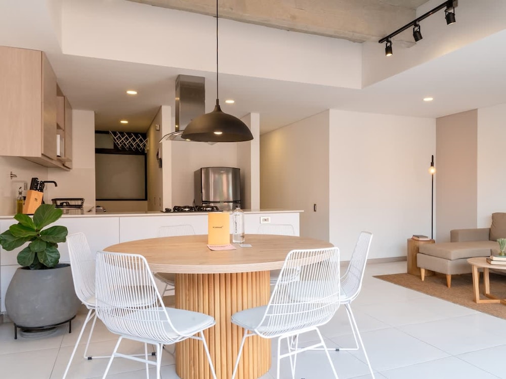 Perfect 3 BR w Balcony in Laureles Medell n