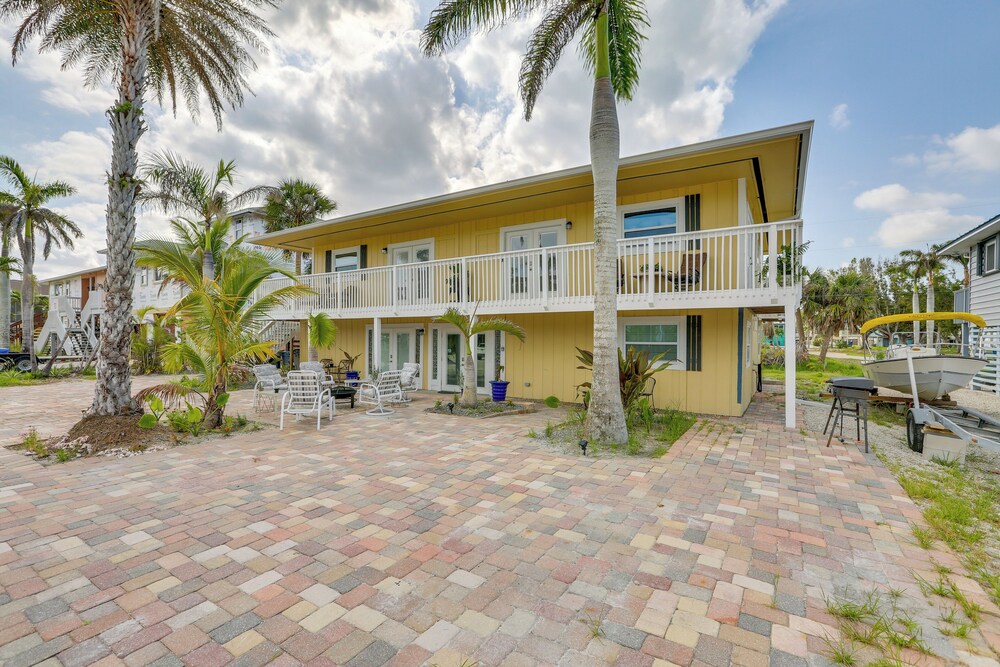 Dog-friendly Getaway: Steps to Fort Myers Beach!