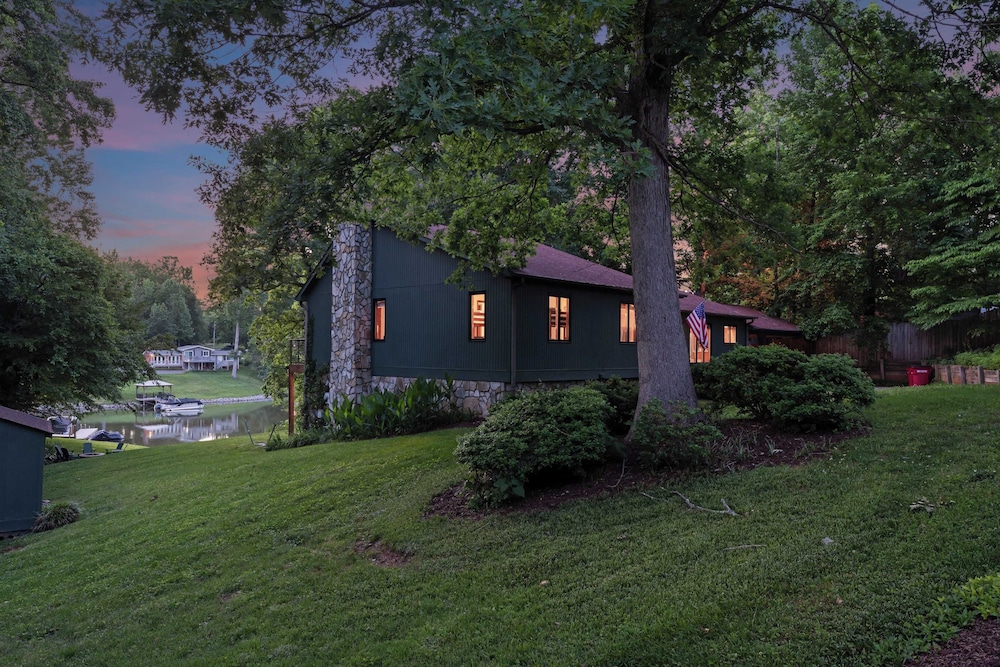 Shady Daze: Waterfront Home w/ Deck, Hot Tub & Lake Views