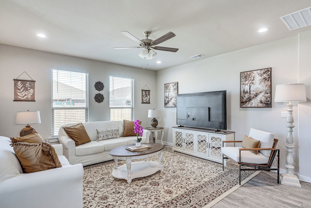 Spacious Family Home w/ Office in Midland-odessa!