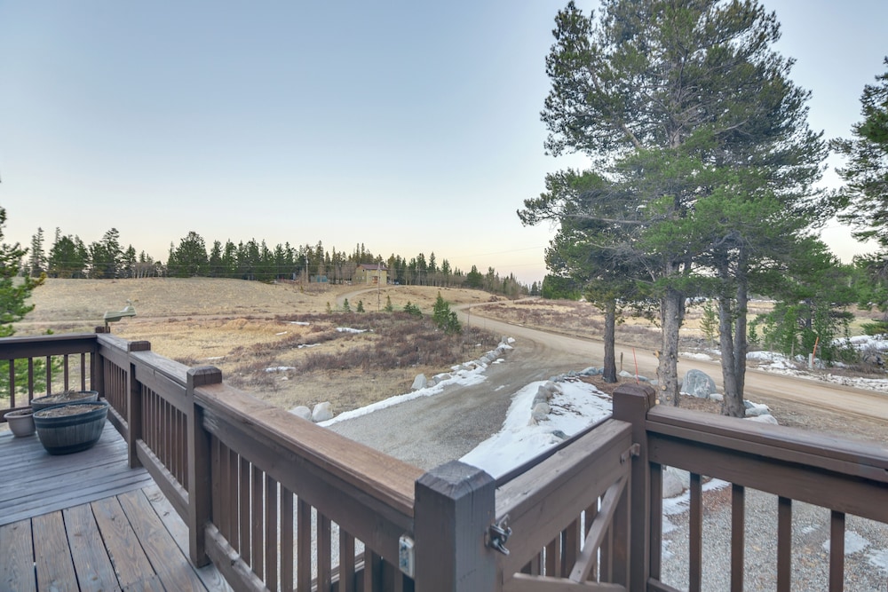 Deck + Mountain Views: Fairplay Family Escape!