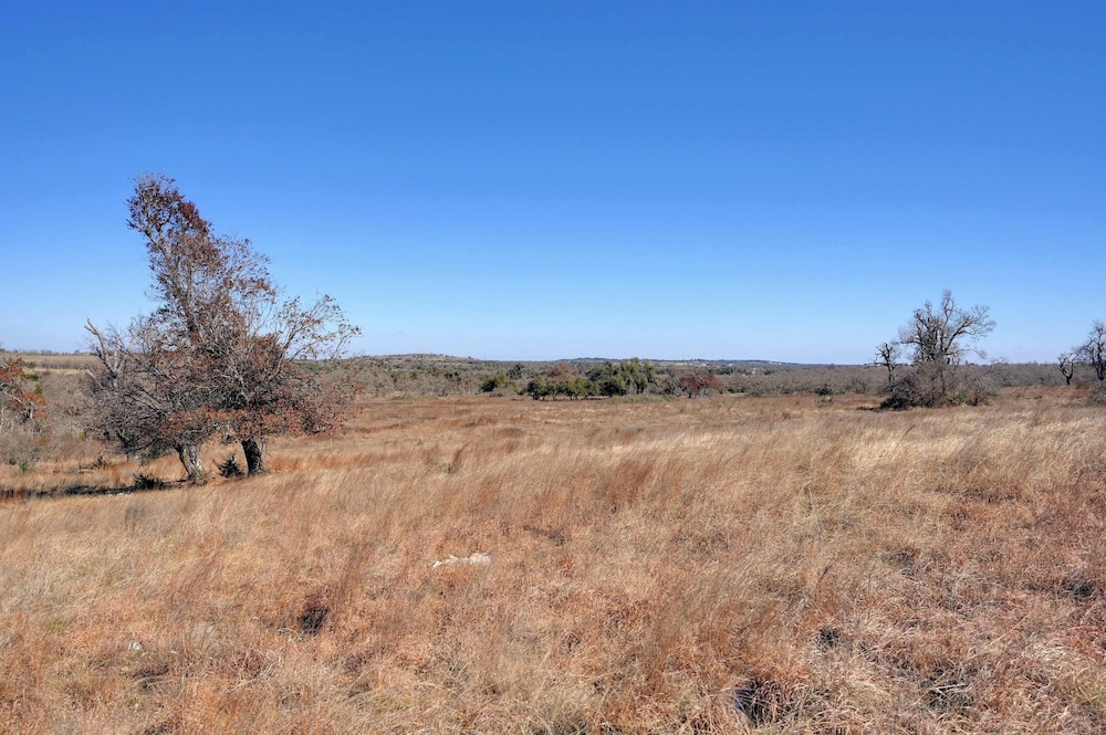 Secluded Hill Country Getaway Stunning Views Fire Pit 15 Min to Main Street 12 Guests