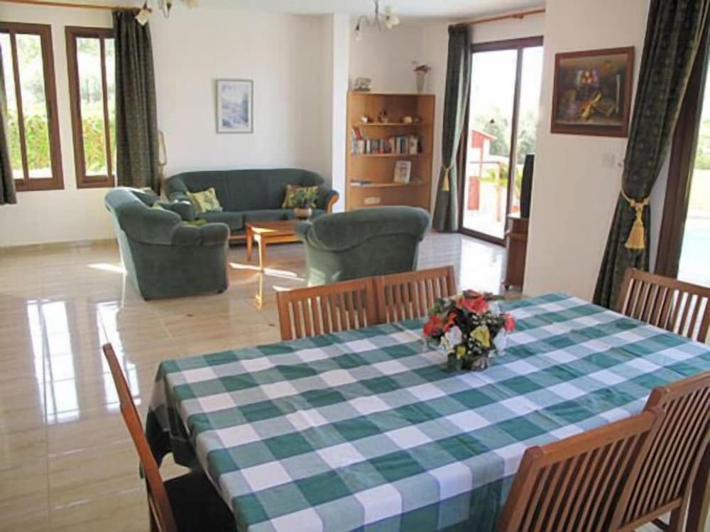 Chriseleni Latchi Villas