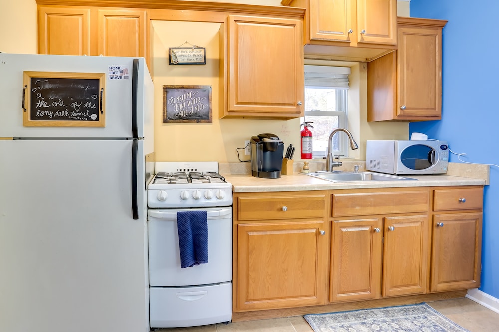 Greenwood Lake Cottage w/ Shared Dock & Hot Tub!