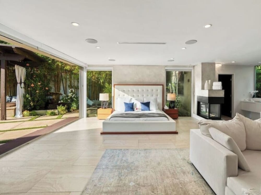 Zen Estate - Luxurious 5BR Beverly Hills Sanctuary With Pool & Canyon Views