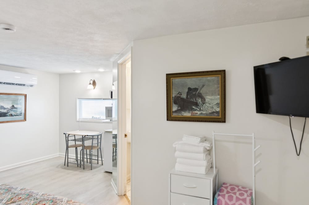 Dave's Last Resort Poolside - Long Stay Discount - Comforting Cabin 2 1 Bedroom Hotel Room