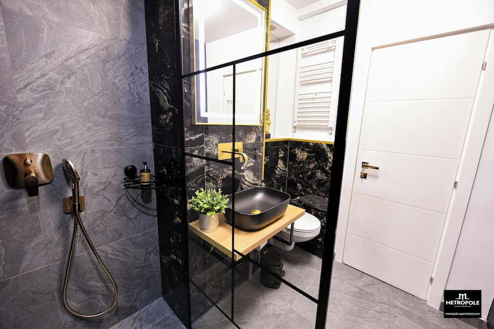 Metropole Apartments Central City