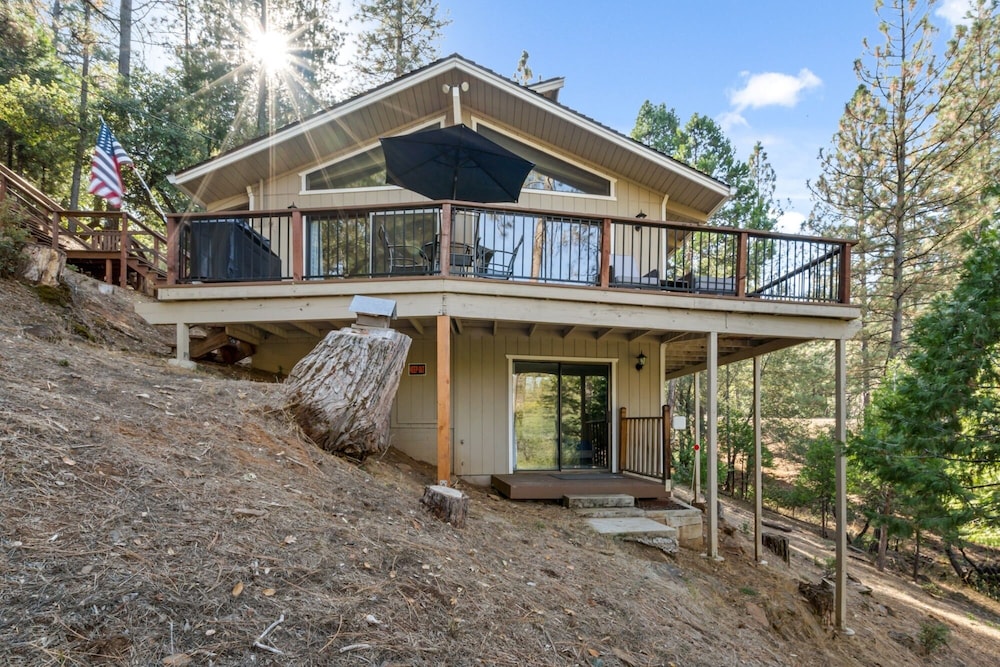 Creekside Hideaway - Spacious Home Hidden in Trees by Yosemite Region Resorts view 4