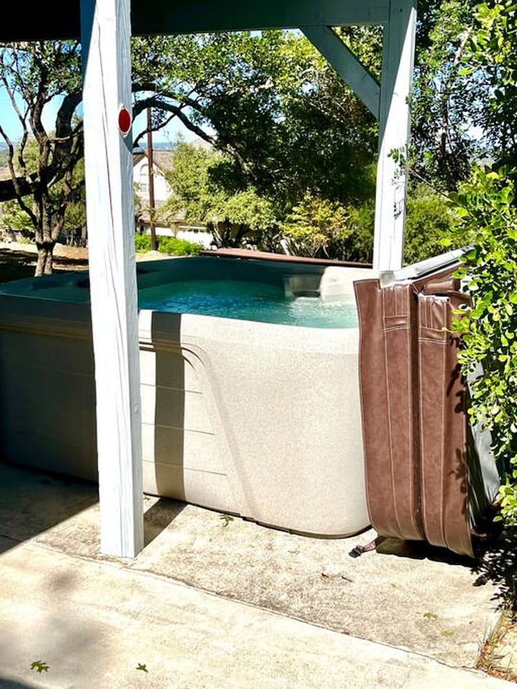 4 2 wow 180 Lake Views hot tub Pickleball Tennis POA Court EV Charger Wheelchair Ramp POA Pool