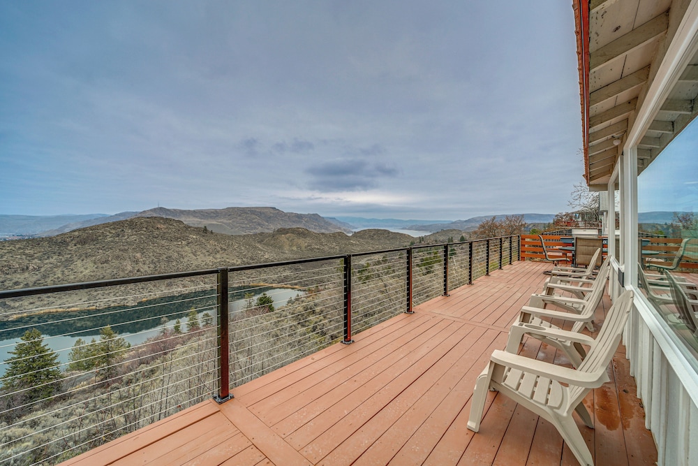 Cozy Grand Coulee Home w/ Deck & Views! view 4
