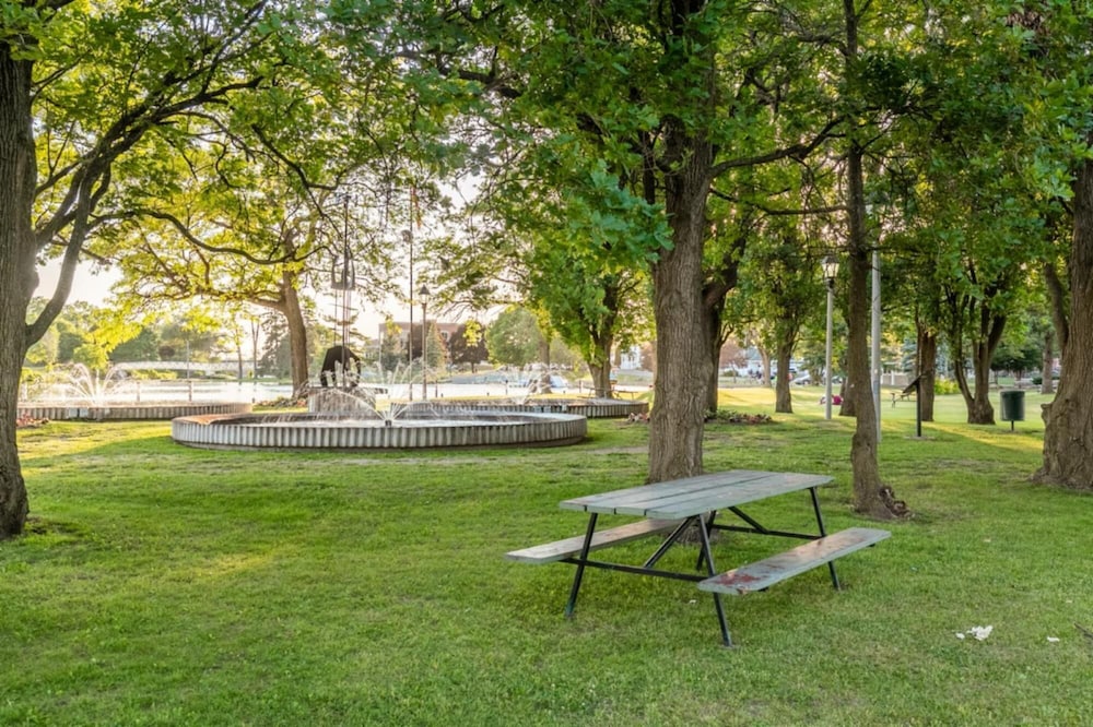 Iconic Rideau 1Bd Unit Balcony Free Parking 1