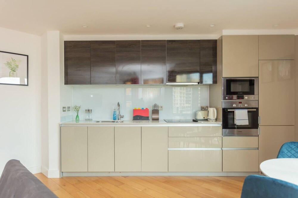 Contemporary 1 Bedroom Apartment in Canning Town With Balcony