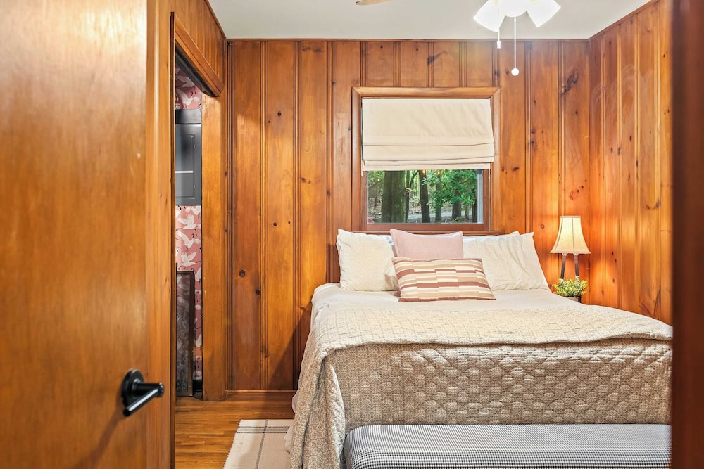 The Horseshoe Hideaway Lake Harmony Cabin w/ Hot Tub & Game Porch