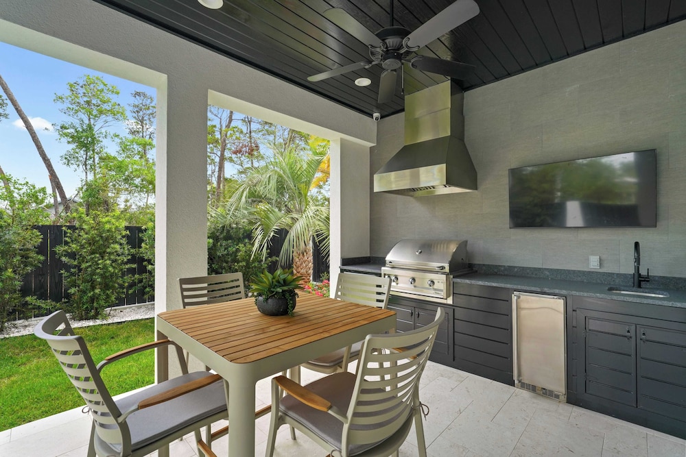 30A Serenity Skies by Avantstay Sleeps 19 Pool + Golf Cart
