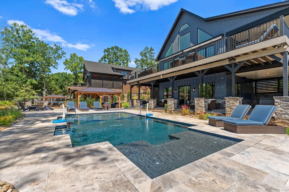 Blue Heron by Avantstay Lakefront Dock Pool Theater Sleeps 22