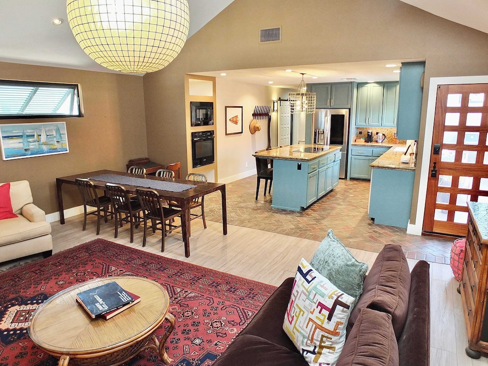 Naples Luxury Retreat - 3 BDR Stay for 6 With Rooftop Patio